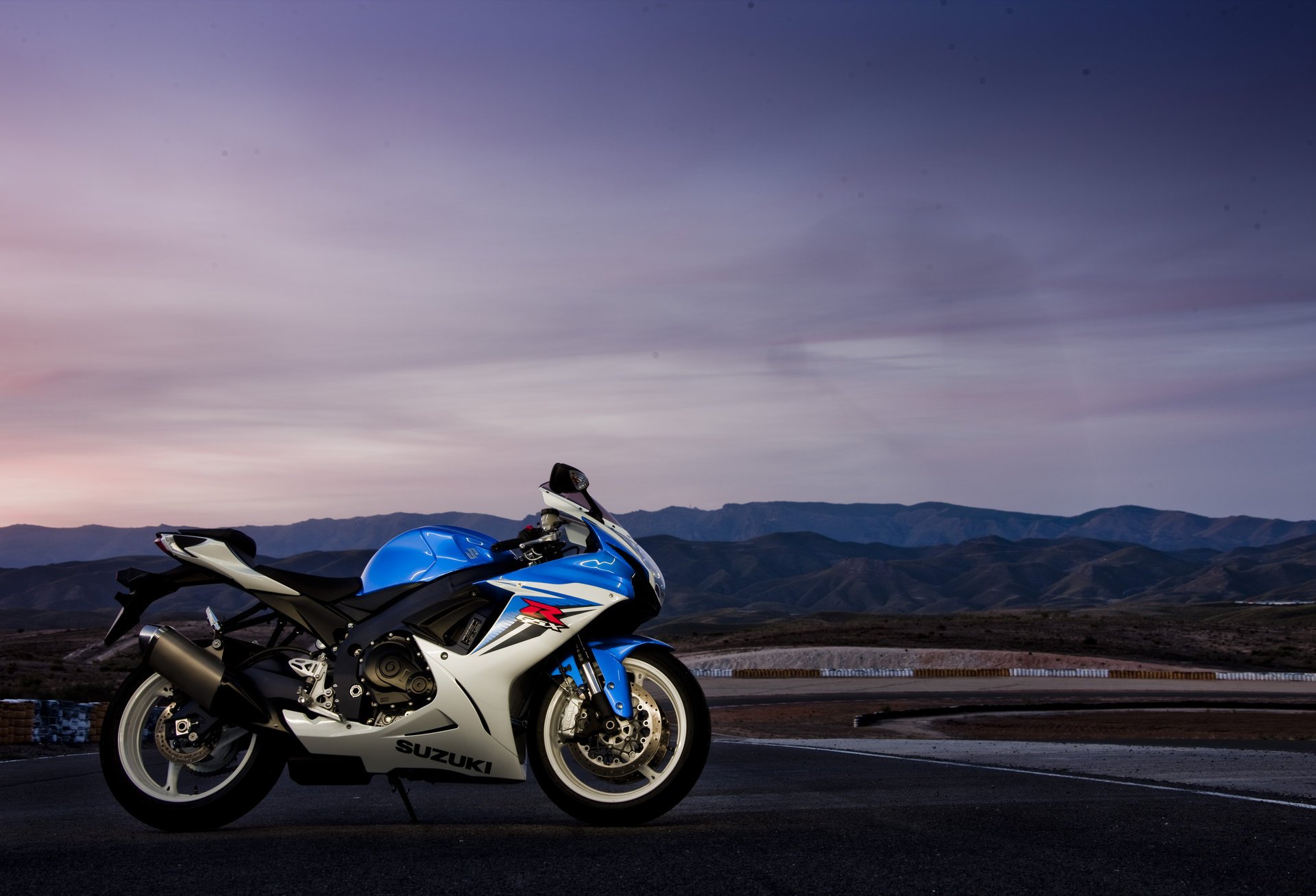 uzuki gsx-r 2011 sportbike motorcycle moto suzuki gsx-r photo road twilight background motorbike transport