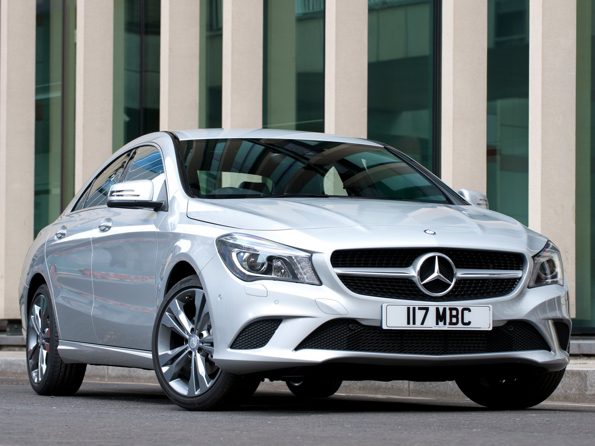 mercedes-benz cla 180 mercedes argent vue de face