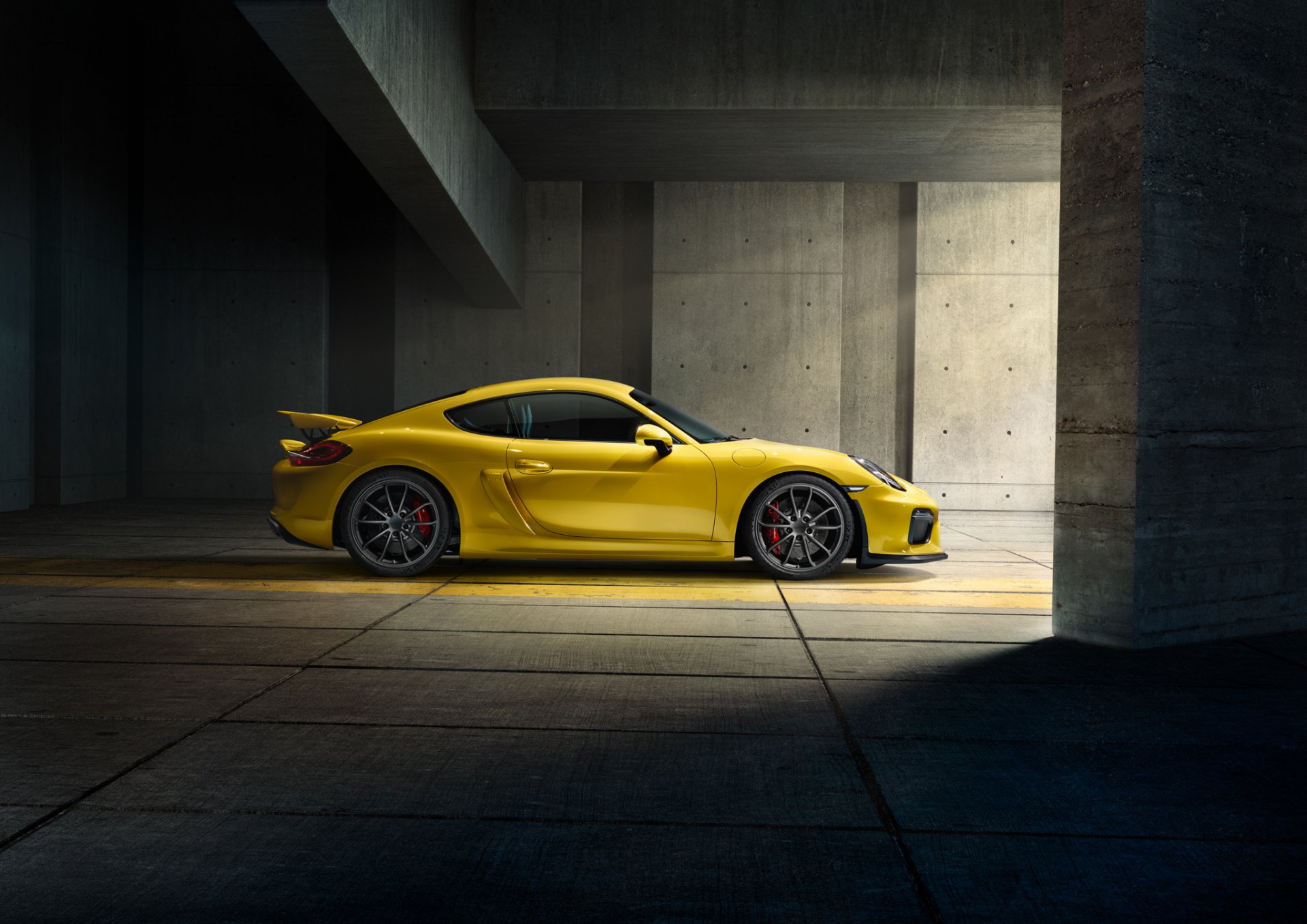 porsche cayman gt4 2015 gelb supersportwagen parkplatz seite