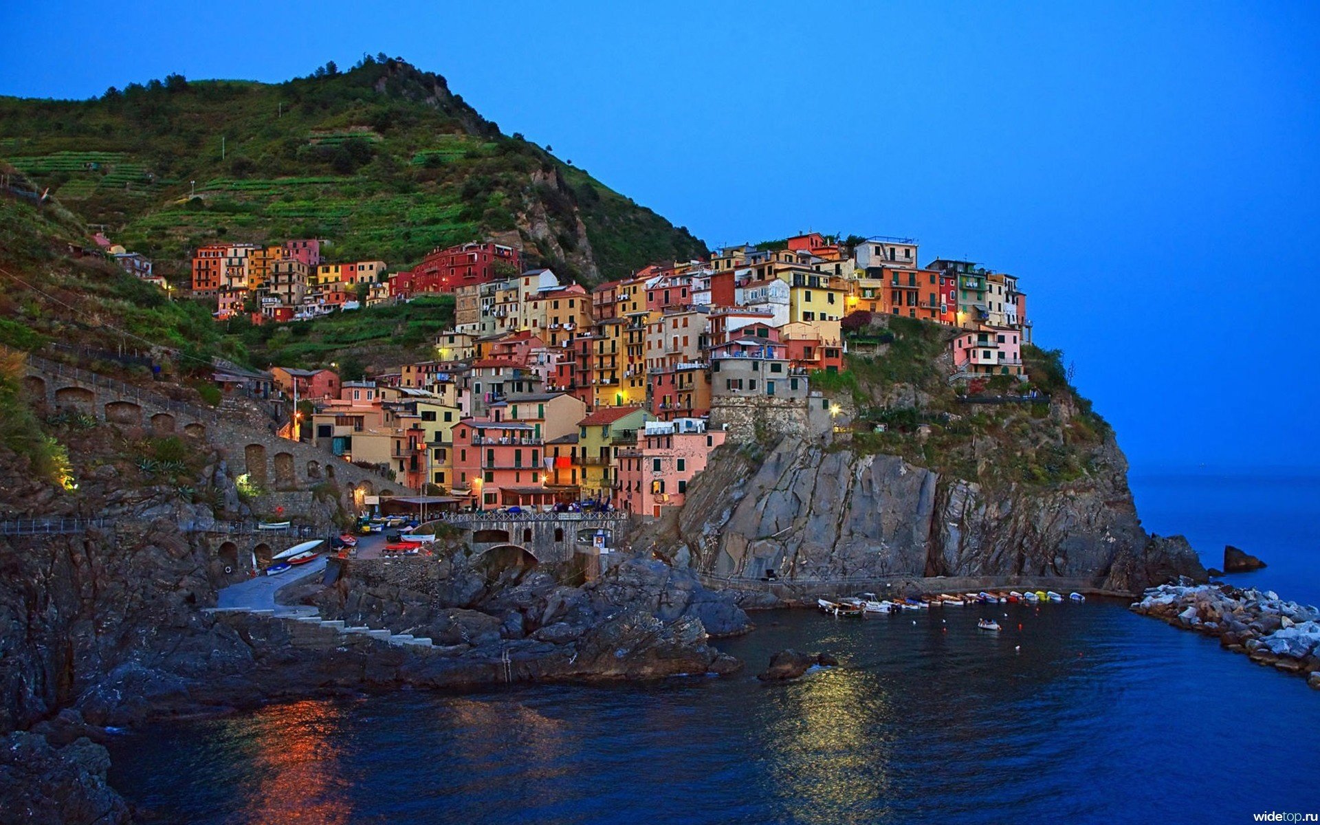 italia ciudad mar casas multicolores montaña rocas cielo árboles agua costa