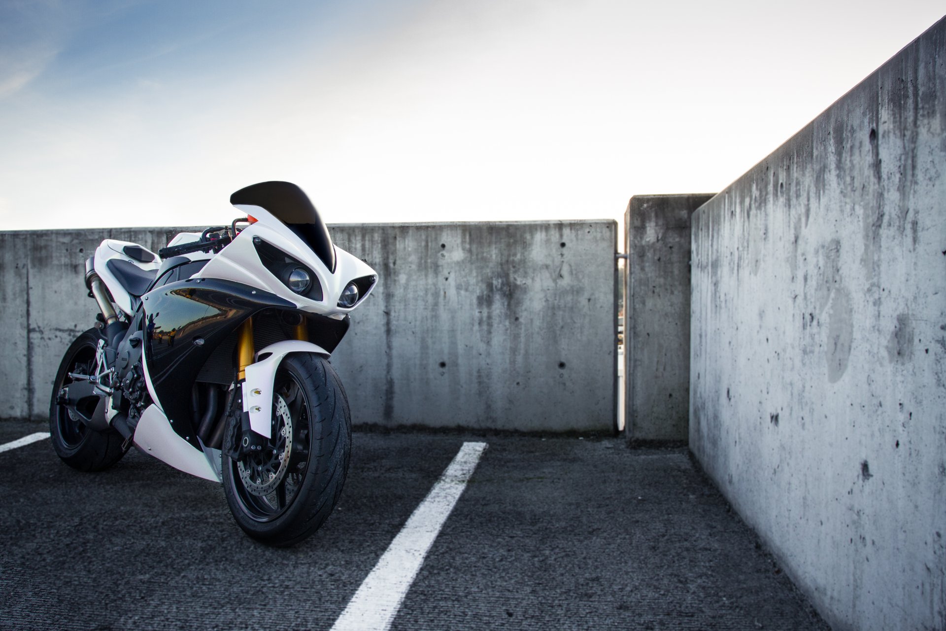 yamaha yzf-r1 blanc ciel moto yamaha nuages