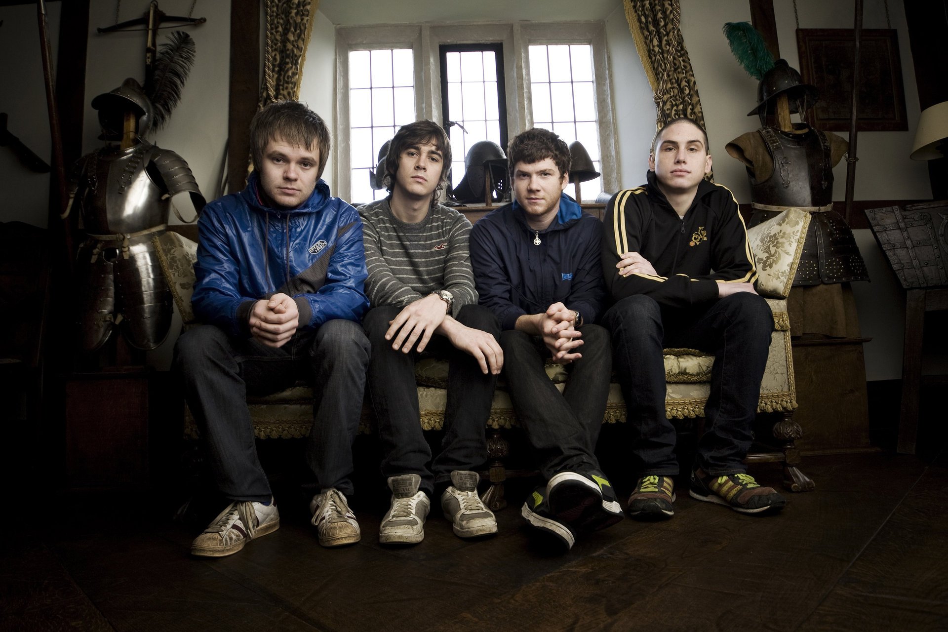 muzyka zbroja rycerza enter shikari trancecore enter shikari post-hardcore faceci sofa okno pokój wnętrze