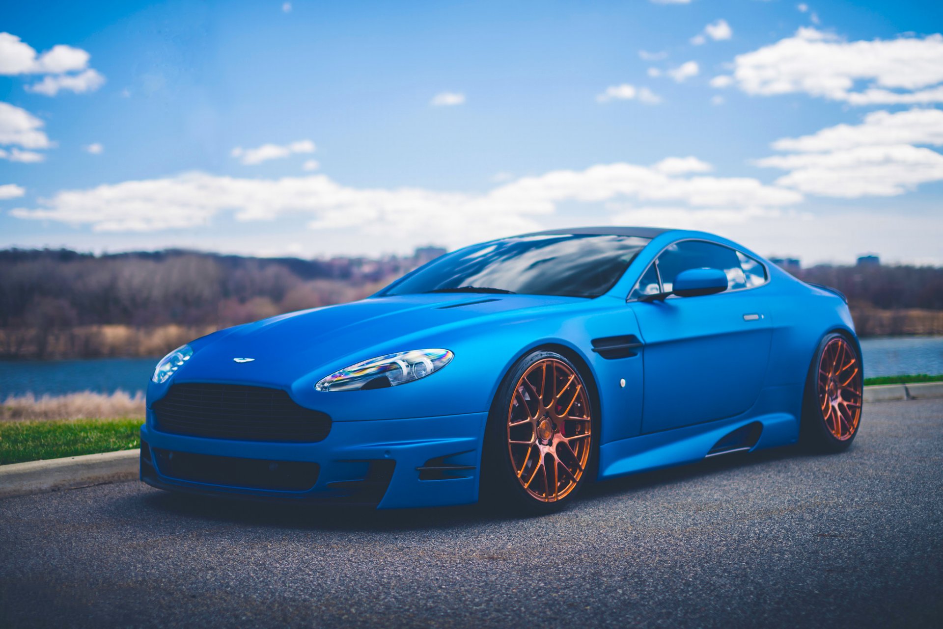 aston martin vantage v12 blau sport auto stancenation straße vorne