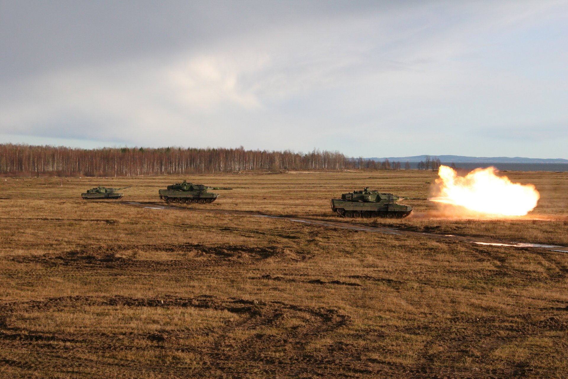 military test merkava israel tank czołgi wojna ogień pole pas leśny sprzęt wojskowy