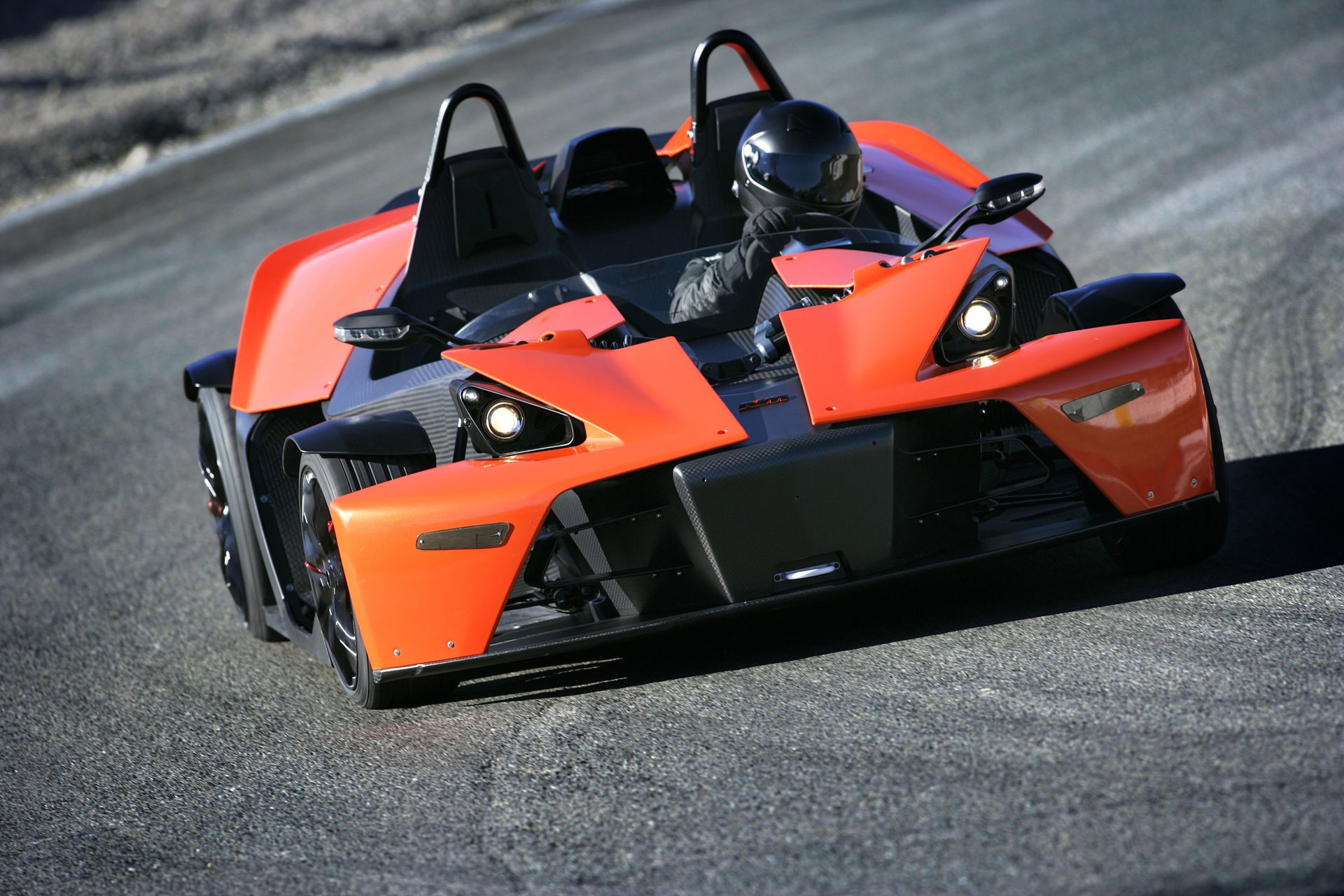 ktm x-bow coche deportivo pista naranja piloto casco austria coche deportivo vehículos vehículos deportes carreras