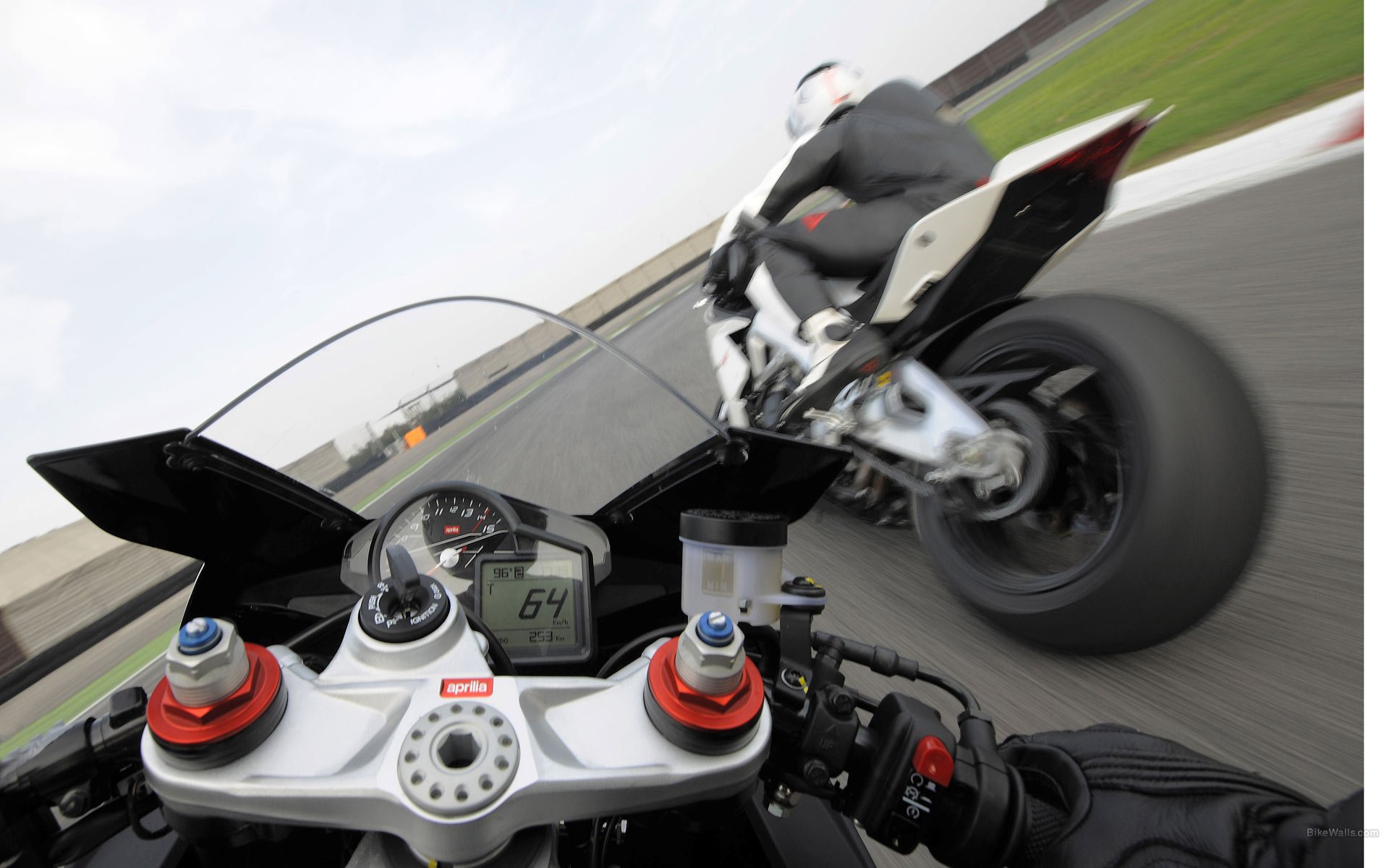 aprilia rsv4-r sportbike moto moto aprilia italie pilotes piste vitesse course instruments affichage sport sport automobile vélo hommes mototransport