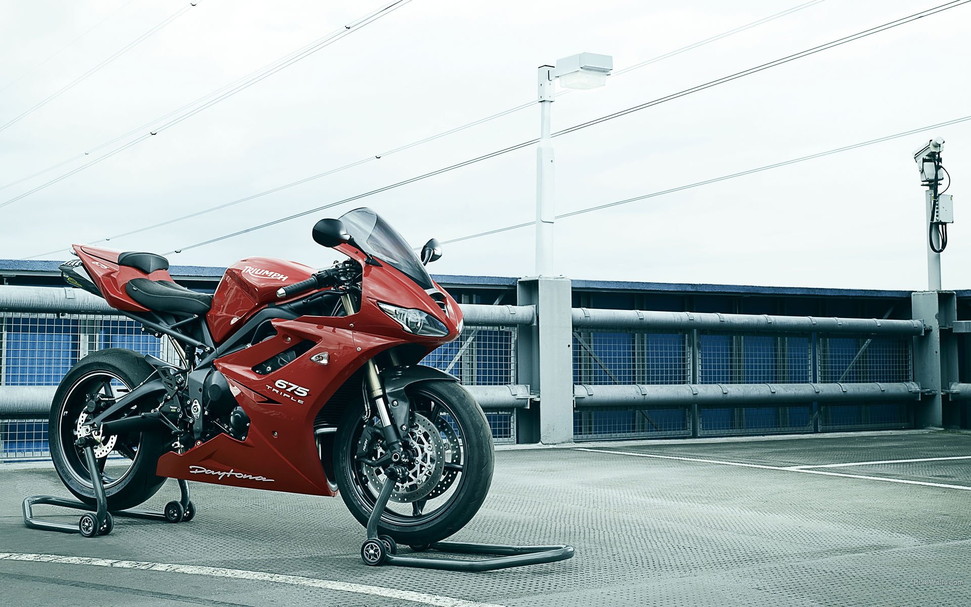 triumph daytona 675 triple motocicleta bicicleta deportiva rojo puesta de sol pista piloto casco inclinación motobike hi-tech bicicleta moto mototransporte