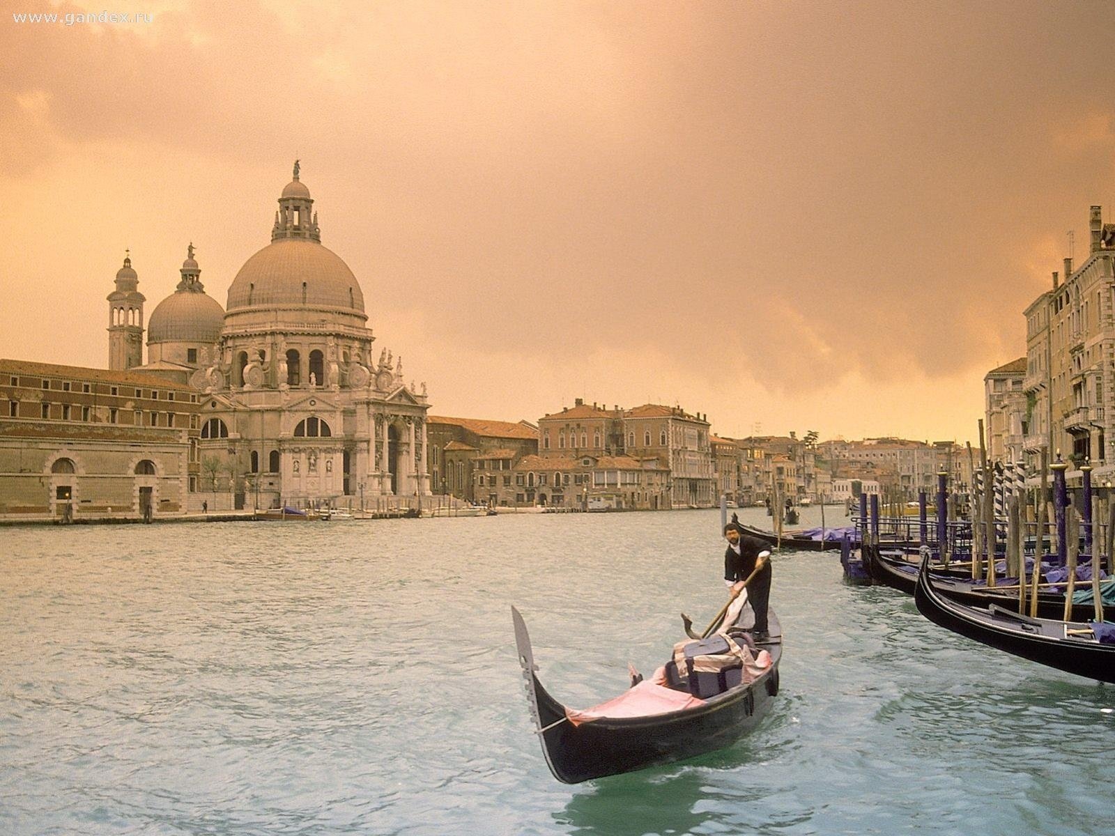 italia venecia amanecer mañana canal góndola agua corriente barco casas ciudades