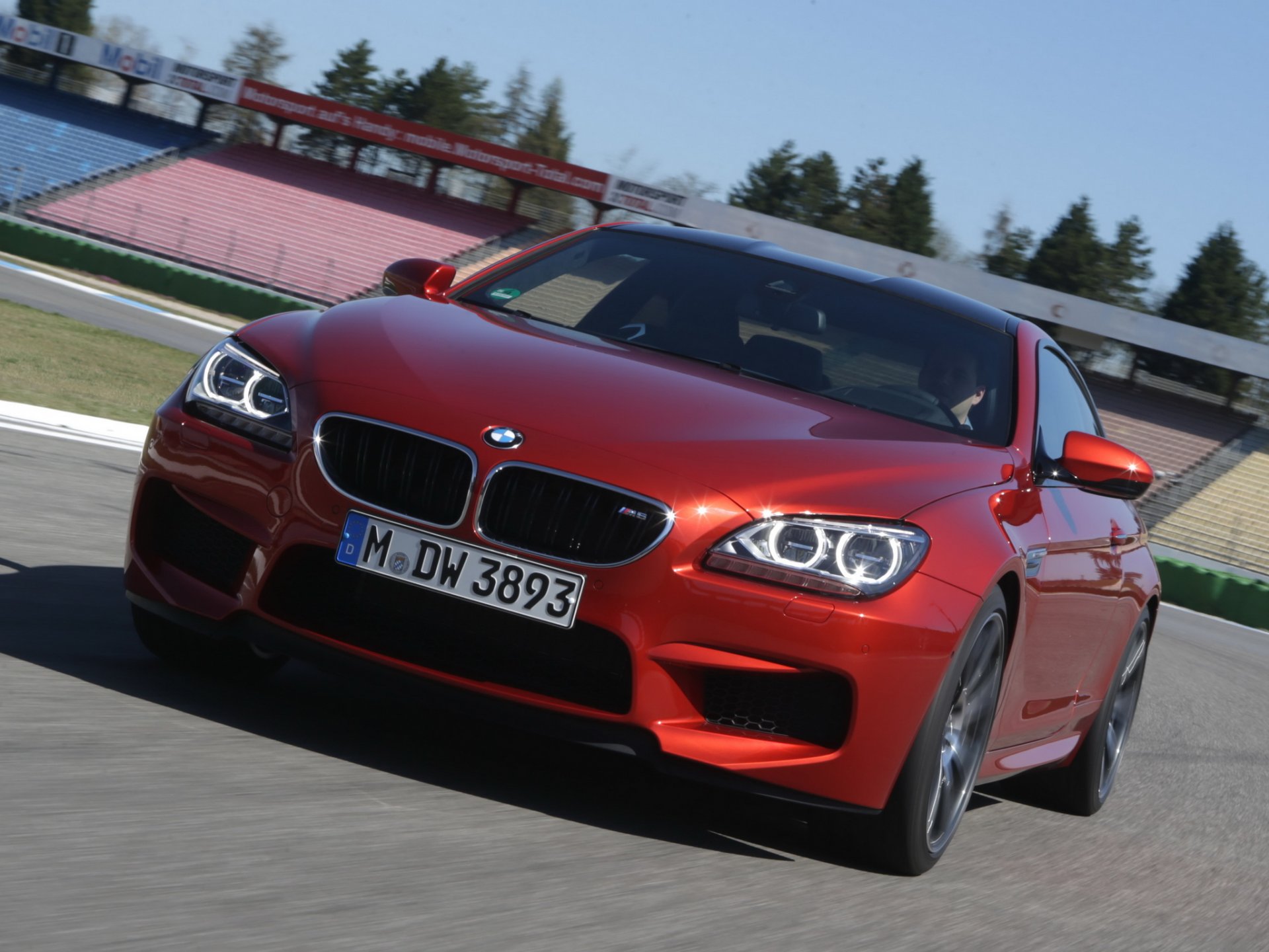 bmw m6 coupé concours pack voiture en mouvement avant phares vitesse