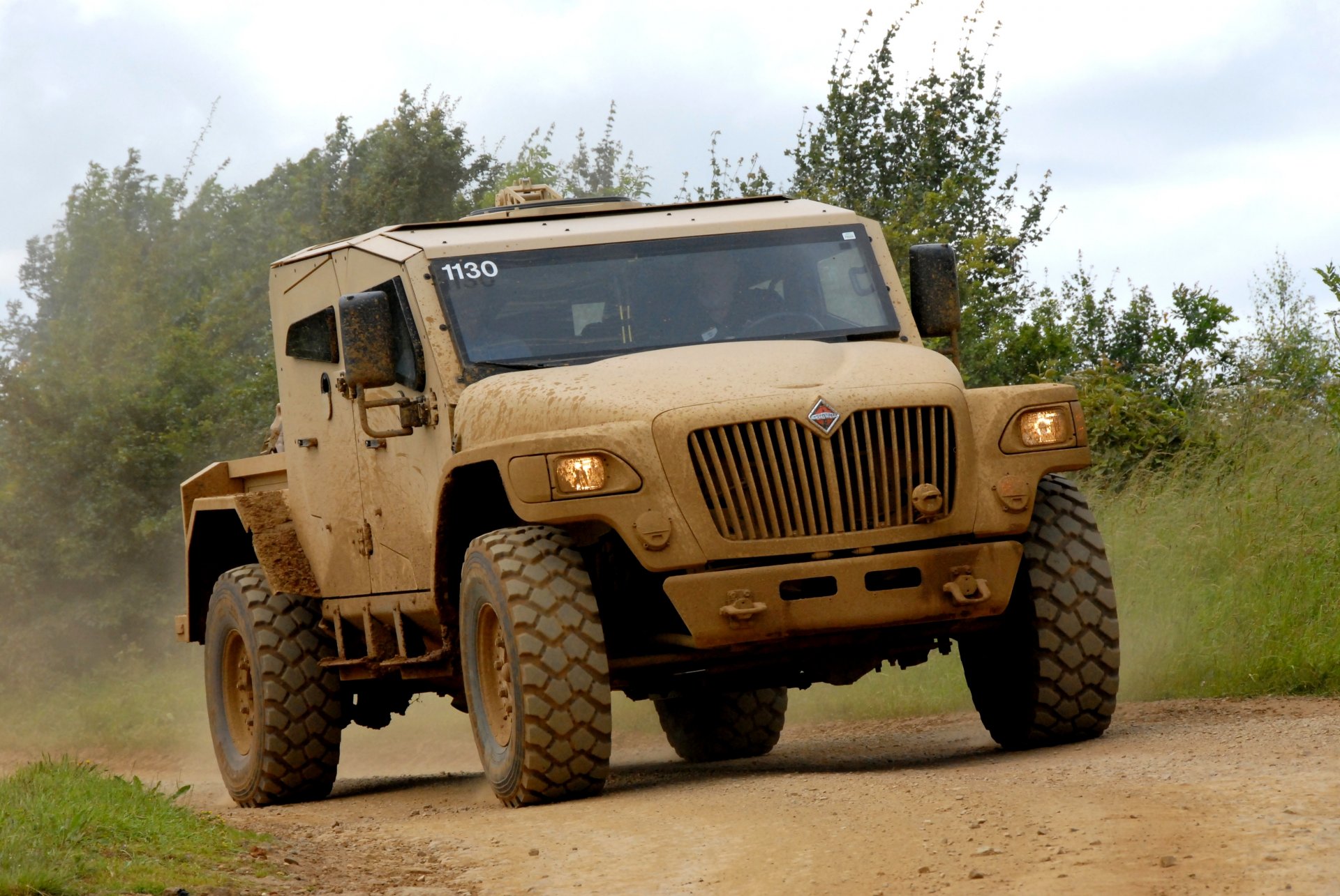 carretera navistar defensa pesado coche elevado terreno hierba árboles