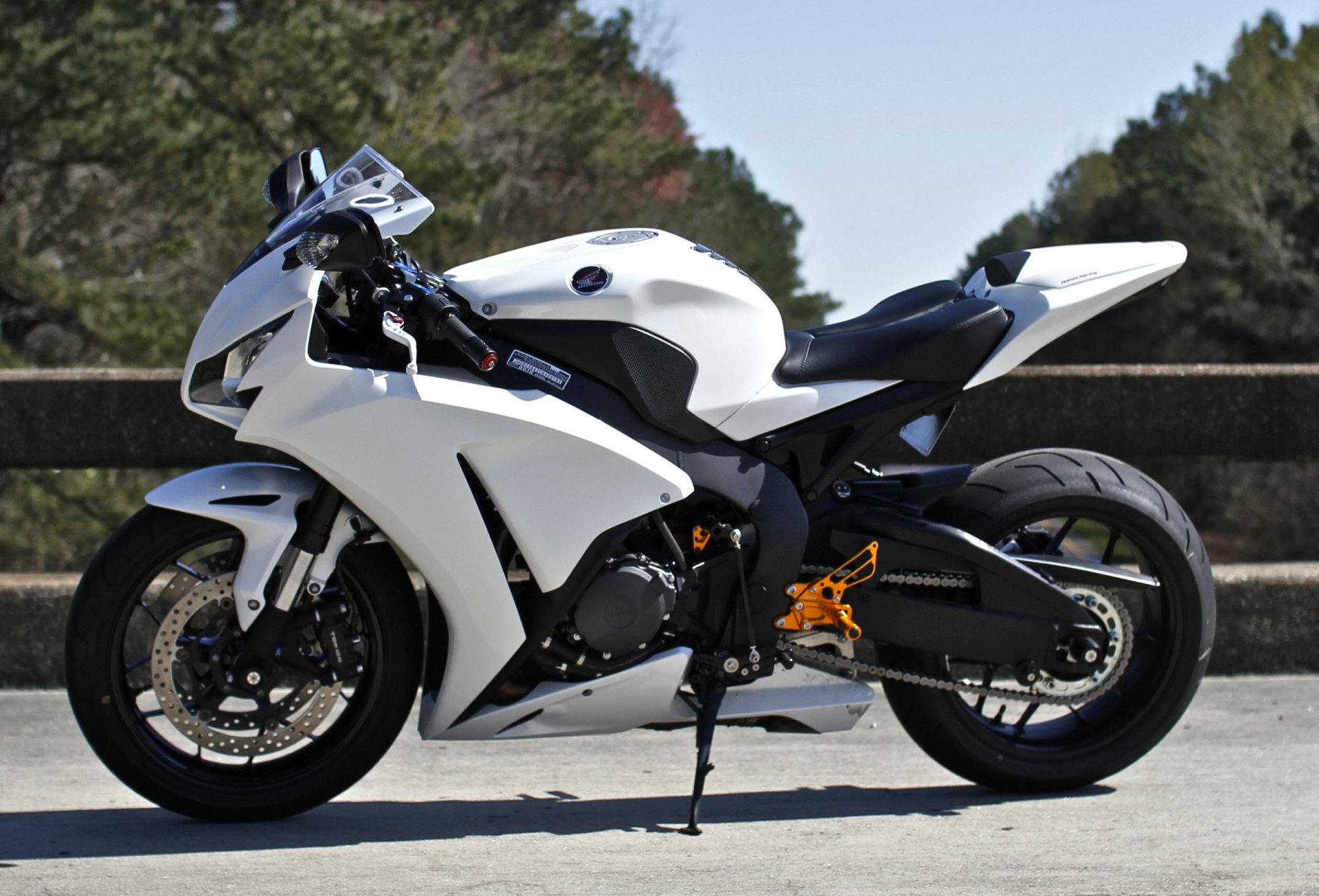 honda cbr1000rr blanco honda motocicleta cielo árboles