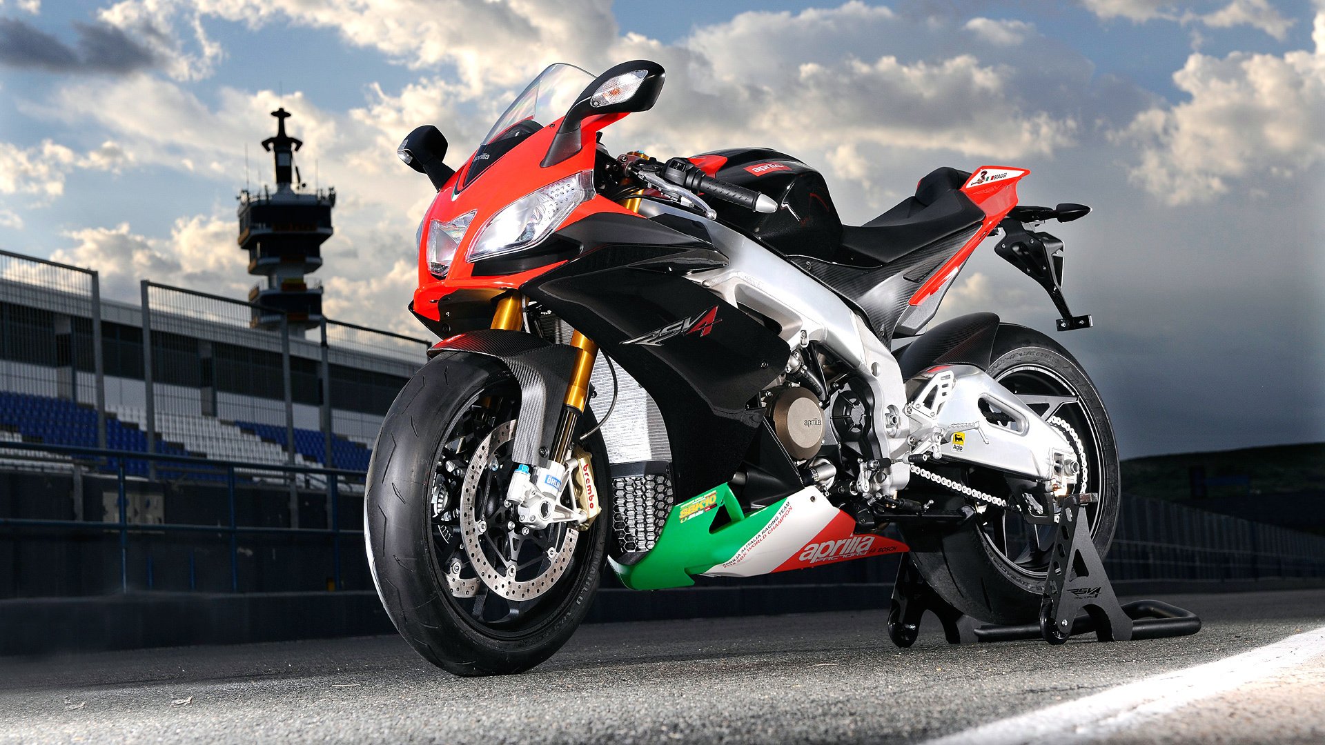 biaggi aprilla aprilia rsv4 sportbike moto moto aprilia italia sbk superbike dirt bike nuvole asfalto stadio moto hi-tech veicoli a motore