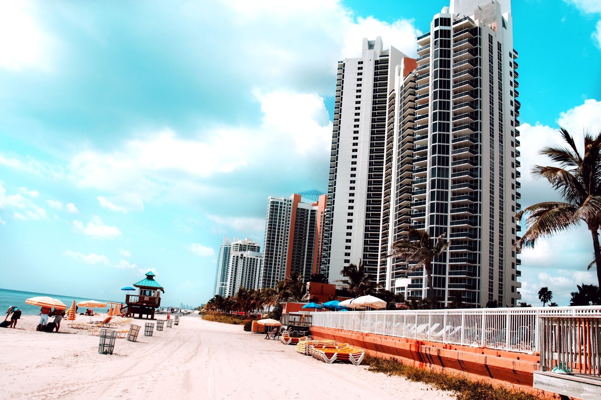 miami beach miami plage ville floride bâtiments haut usa eau mer loisirs gratte-ciel parasols ciel