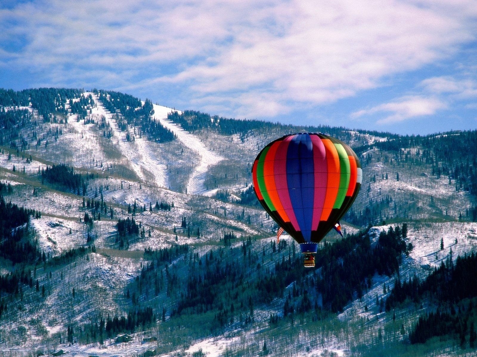 descentes chemin montagnes ciel hiver neige forêt ballon multicolore vol