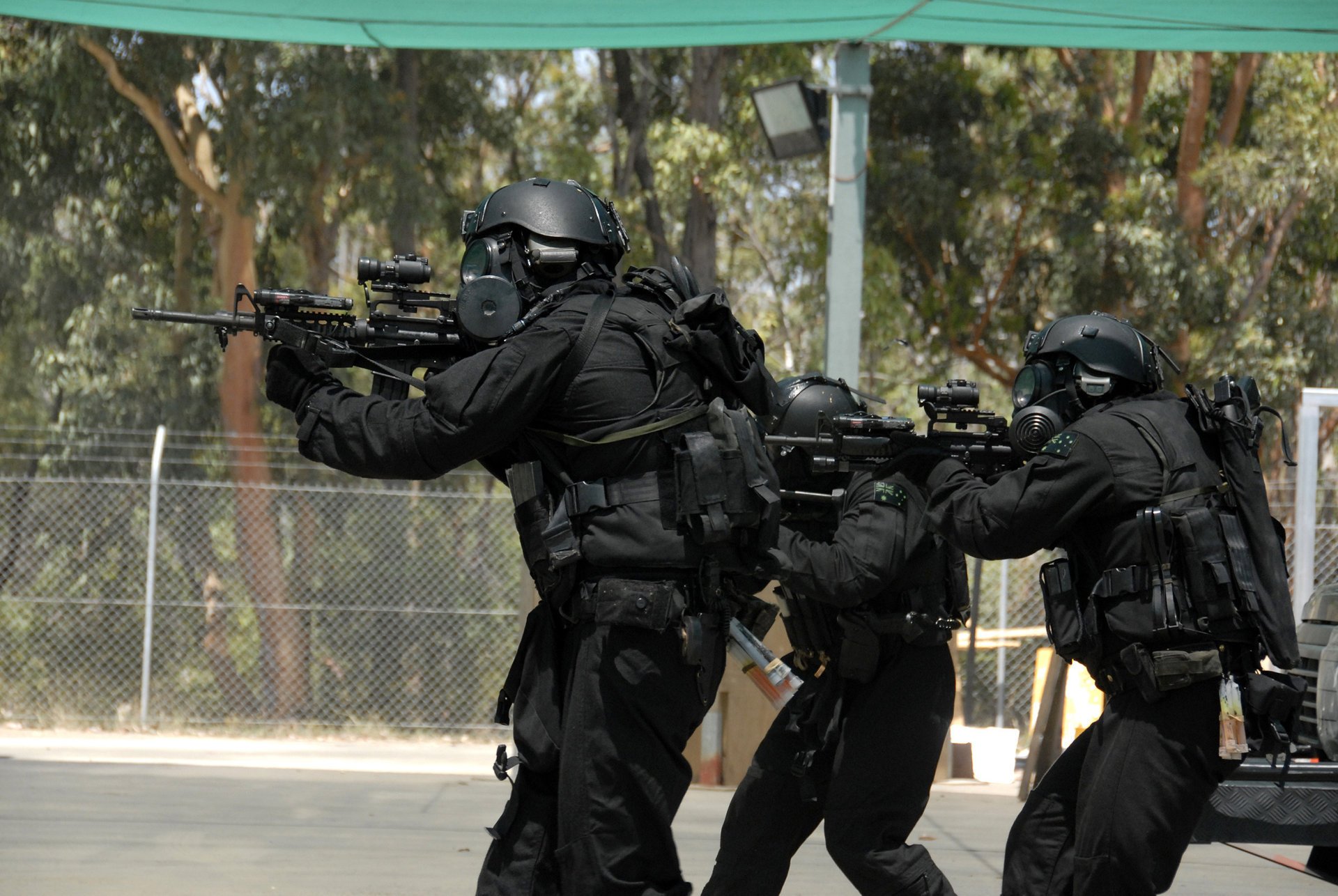 spezialeinheiten westen trainingswaffe maschinengewehre masken ausbildung soldaten zaun gitter