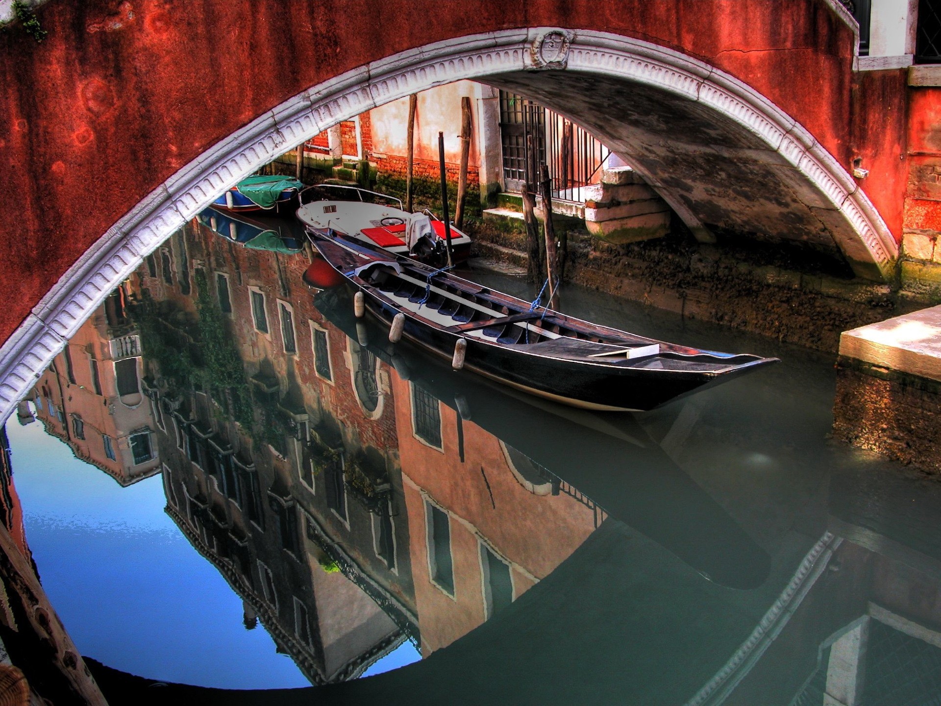 arco puente reflexión barco agua