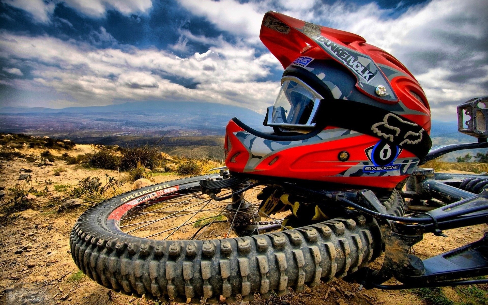 casque équitation steppe sport montagnes ciel roue sport automobile