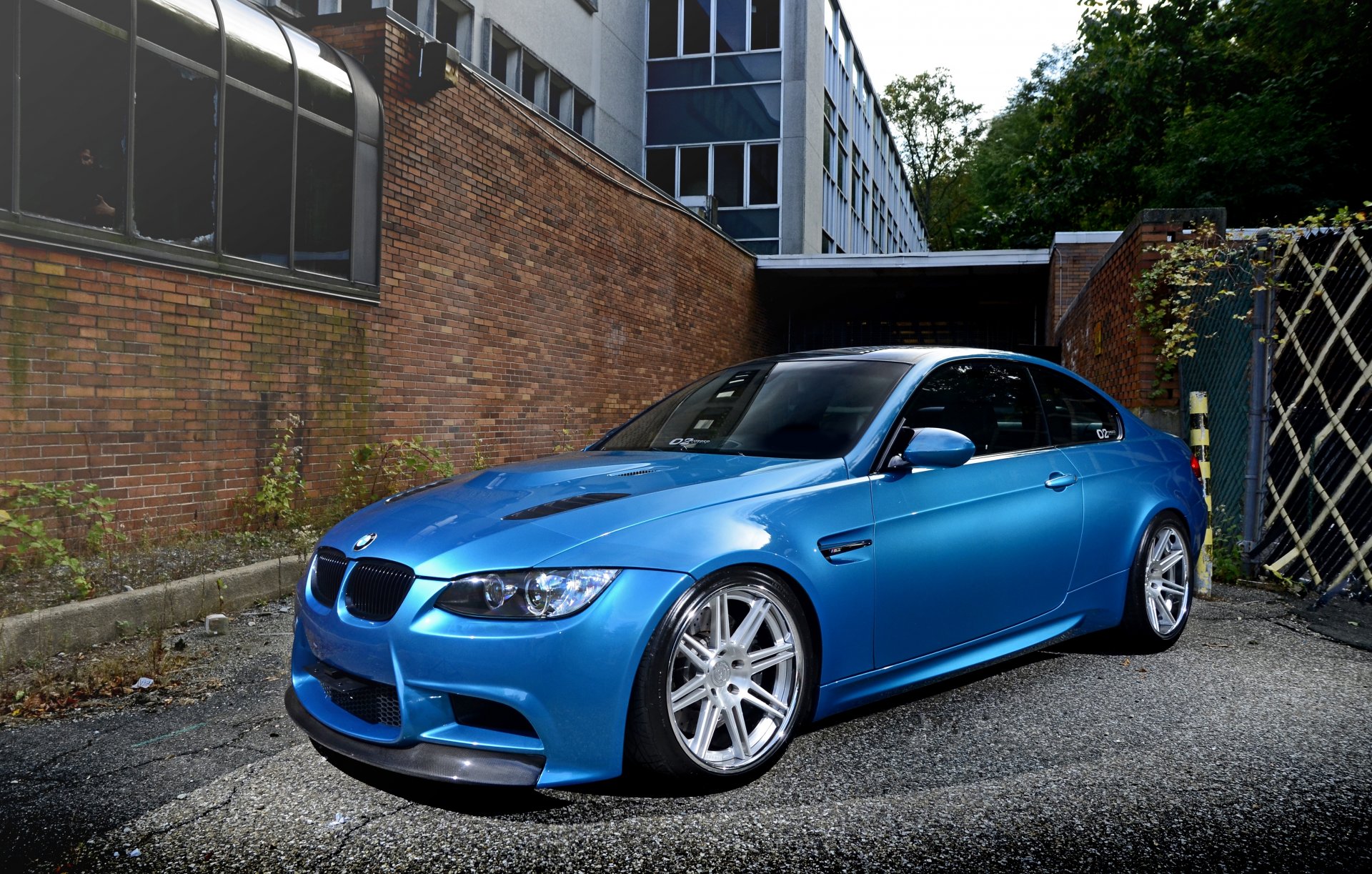 bmw m3 e92 atlantikblau bmw hellblau schatten gebäude wand mauerwerk