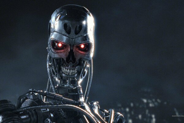Złowrogi Terminator uśmiecha się i błyszczy metalem