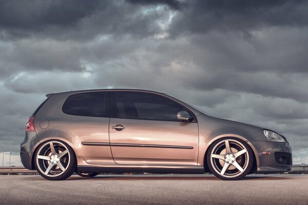 Volkswagen golf en medio de nubes grises