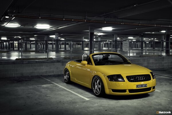 Voiture de sport jaune cabriolet Audi
