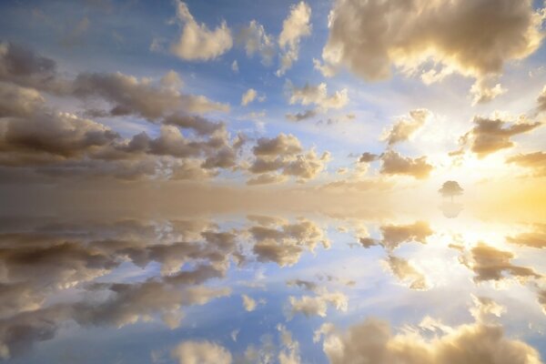 Cielo nuvoloso e tramonto soleggiato