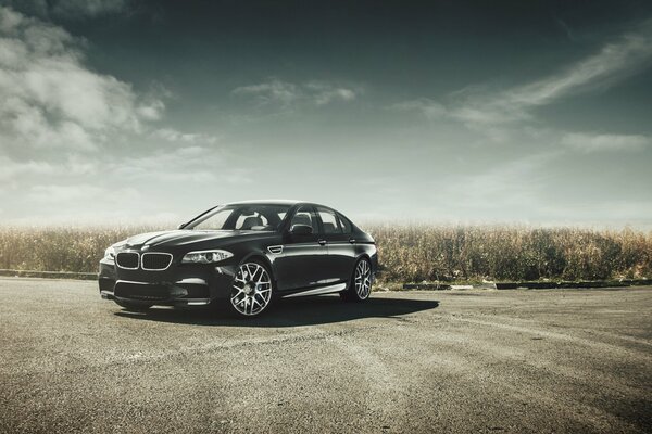 Bella BMW M5 nera sull asfalto