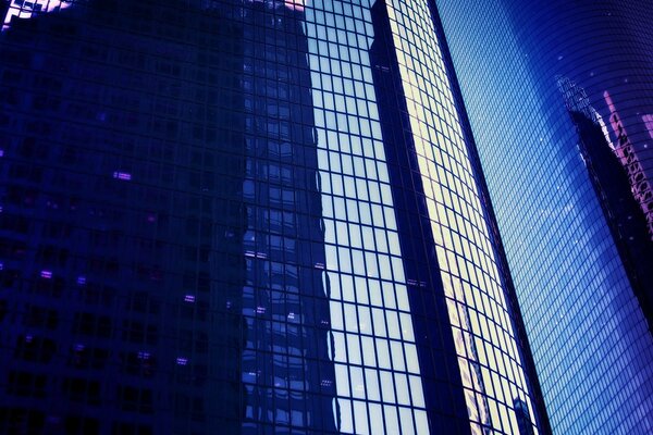 El edificio de vidrio refleja la ciudad