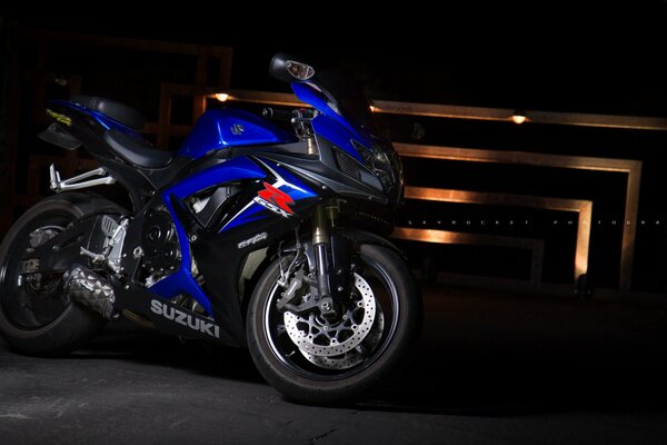 Supersport moto Suzuki blu