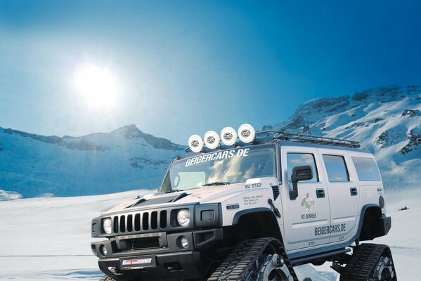 SUV hummer con cingoli invece di ruote sulla neve