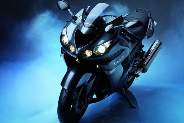 Moto-Motobike avec les phares allumés. Conception photo hi-tech