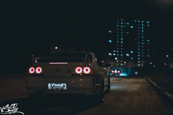 Voiture sur le fond de la ville de nuit