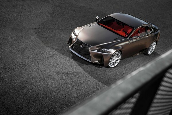 Lexus Auto mit rotem Innenraum