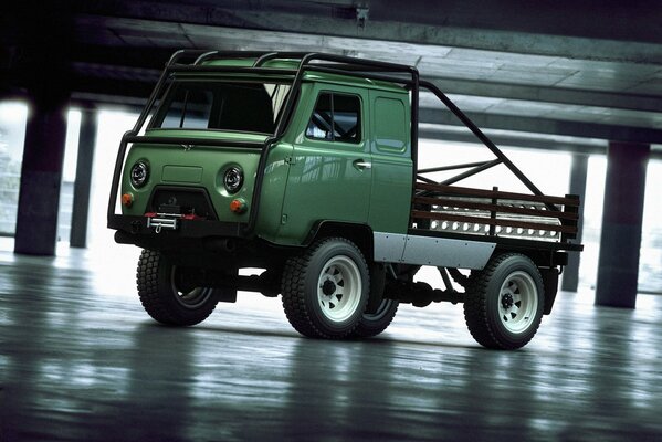 Camion vert dans le parking