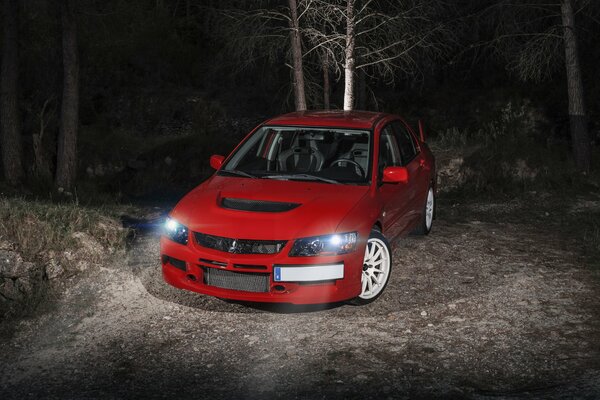 Voiture de Mitsubishi de couleur rouge pendant la nuit de jour