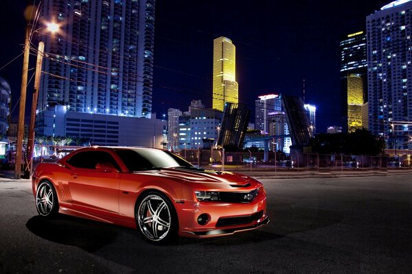 Roter Chevrolet camaro auf Nacht Stadt Hintergrund