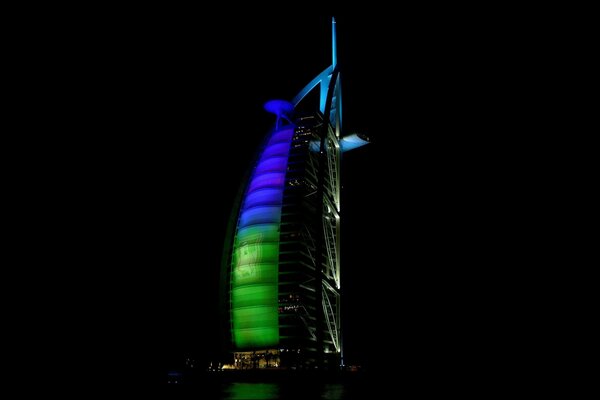 Torre a vela negli Emirati Arabi Uniti contro il cielo notturno