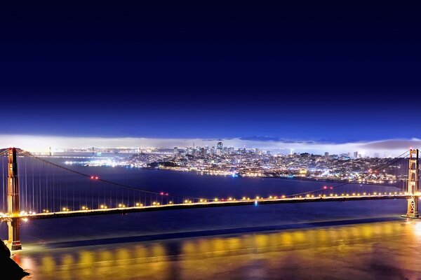 Lumières de pont d or sur le fond de la nuit