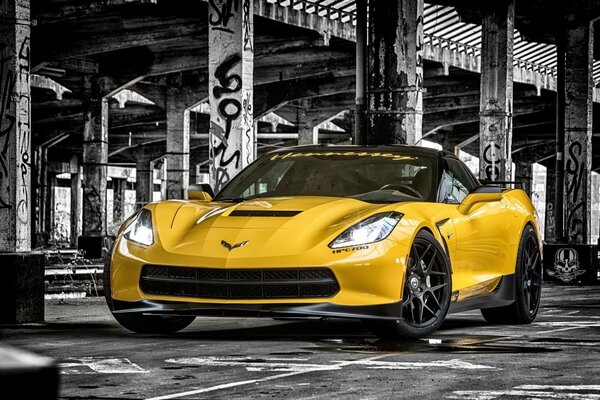 Chevrolet jaune se dresse sur fond noir et blanc