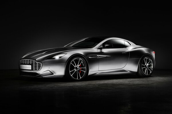 Aston Martin super car sur fond noir