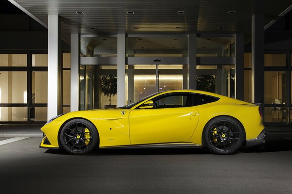 Gelber ferrari f12 berlinetta novitec rosso