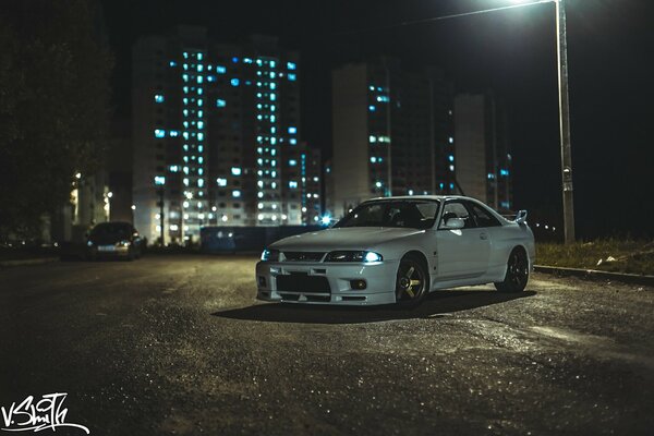 Nissan se tient la nuit dans un parking