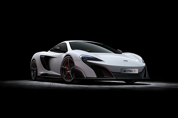 Белый спорткар mclaren 675lt 2015 вид спереди