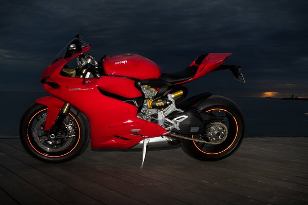 Ducati panigale rouge au crépuscule