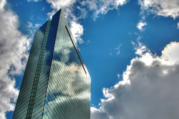 Glasgebäude und blauer Himmel