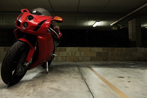 Ducati 999 rosso en el garaje