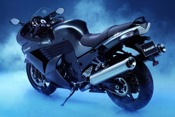 Kawasaki zzr-1400 Sportbike steht im Nebel auf blauem Hintergrund