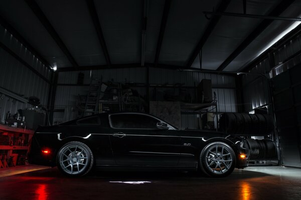 Ford Mustang noir dans le profil