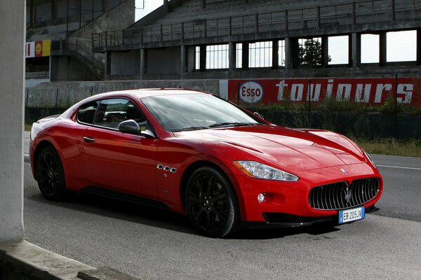 Rojo Maserati deportivo en la arena