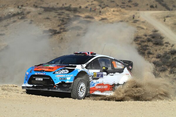 Ford fiesta en un Rally de carreras en el polvo